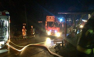 Die Löschzüge Altenbeken und Buke konnten ein Übergreifen des Feuers auf das Wohnhaus verhindern. - Feuerwehr Altenbeken
