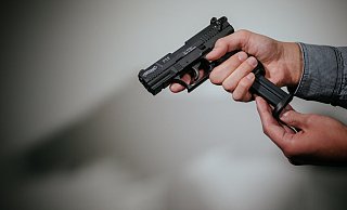 Mit einer Softairwaffe bedroht der Täter den Mitarbeiter. (Symbolbild) - Oliver Killig