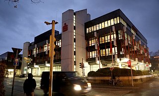 Das Gebäude Auf der Freiheit 20, direkt neben dem Rathaus, ist weiterhin Inhalt von Verhandlungen zwischen Kreis, Stadt und Sparkasse Herford. - Frank-Michael Kiel-Steinkamp