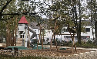 Höxters noch neuer Märchenspielplatz nahe der Luisenstraße lädt zum phantasievollen Spielen ein. - LGS Höxter