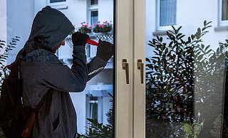 Die Beschädigung an der Terrassentür wird auf 1.000 Euro geschätzt. - MIK NRW / Jochen Tack