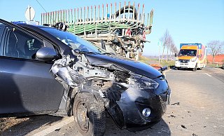 Zwischen Nieheim und Marienmünster stieß eine Autofahrerin mit einem Gülletrecker zusammen. - Polizei Höxter