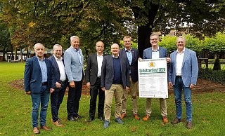 Der Bataillonsvorstand des PBSV um Oberst Thomas Spieker (4. v. r.) und die fünf Hauptleute laden zum 165. Paderborner Schützenfest ein. - Birger Berbüsse