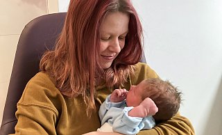 Nadine Jabs ist stolz auf ihren kleinen Sohn Dean. - Klinikum Gütersloh