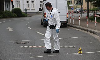 Ein Polizeibeamter vermisst Bremsspuren an der Wittekindstraße. - (Archiv): Claus Frickemeier