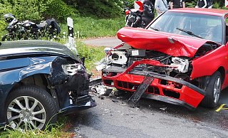 Bei dem Unfall in einer scharfen Kurve wurden vier Menschen verletzt. - Josef Köhne