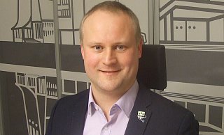 Bürgermeister Henning Vieker stellt sich Bürgerfragen. - Karsten Schulz