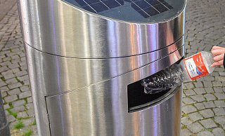 "Solar-Presshai": Seit vier Jahren stehen diese High-Tech-Mülleimer an wenigen Stellen der Bahnhofstraße. - Christian Weische