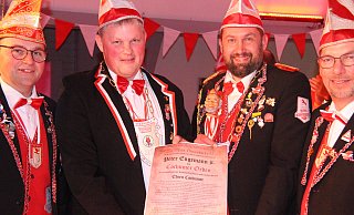 Peter Engemann (2. v. l.) wird für das Missgeschick des Jahres zum Ehrencochumer ernannt und mit dem Cochumer-Orden ausgezeichnet. - Burkhard Battran