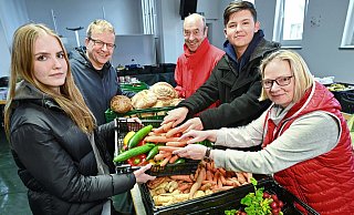Ungewöhnliches Team: Schülerin Mascha Freudenau (v. l.), Lehrer Karl-Werner Peitzmann, Initiativleiter Klaus Milsmann, Schüler Luca Cepancic und Lehrerin Anja Varlemann im Brackweder Lebensmittelpunkt an der Friedhofstraße. - Barbara Franke