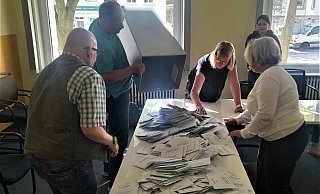 Das Zählen beginnt: Burkhard Spitz (v. l.), Michael Kepper, Carmen Rütters-Engemann, Natalie Turski und Carina Schneider leeren die Urne mit den grauen Umschlägen, in denen sich die Stimmzettel verbergen. - Simone Flörke