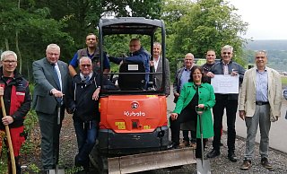 Die Corveyer Dynamiker stiften der Stadt ein festes WC-Gebäude auf der Weserscholle im Huxarium-Gartenpark. - Burkhard Battran