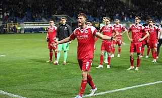 Kapitän Fabian Klos ging nach der 0:1-Niederlage vorneweg und suchte das Gespräch mit den Fans. Mehr als 1.000 Arminen waren nach Mannheim mitgereist. - Imago Images
