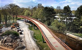 Die Brücke über der B61 soll in Kürze eröffnet werden. - Andreas Frücht