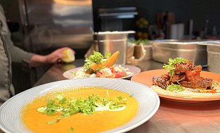 Beim Pre-Opening des Bistros "Borchard's & Fred" servierte der Koch levantinische Linsensuppe, Lammkoteletts sowie Mozzarella Salat. - Stefan Becker