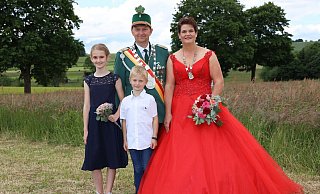 Das Schwaneyer Königspaar Markus und Nadine Bentler mit den Kindern Sophie und Xaver. - Nutzung nur mit Zustimmung JGEOSR