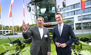 NRW-Ministerpräsident Hendrik Wüst (r.) besuchte das Unternehmen Claas mit Chef Jan-Hendrik Mohr Platz vor einigen Monaten.