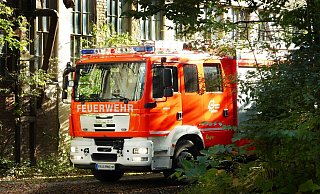 Feuerwehr und Polizei rückten in der Nacht zum Holzbachsee nach Elsen aus. - (Symbolbild) Pixabay