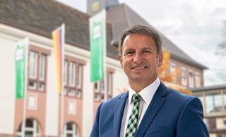 Landrat Michael Stickeln sagt: „Ich stehe mit beiden Beinen fest im Leben in meinem Heimatkreis Höxter.“ - 2019_IRINA_JANSEN