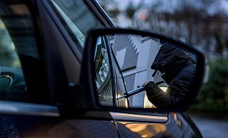 Die Anzahl der Diebstähle aus Autos ist im Kreis Höxter zurzeit sehr hoch. Oft wird es den Tätern zu einfach gemacht. Foto: Axel Heimken/dpa - Axel Heimken/dpa