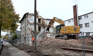 Das alte Gebäude der früheren F.W. Brinkmann GmbH - heute Bugatti - an der Hansastraße wird in diesen Tagen abgerissen. - Frank-Michael Kiel-Steinkamp