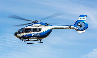 In Kirchlengern haben die Beamten zur Unterstützung den Hubschrauber angefordert. - Polizei