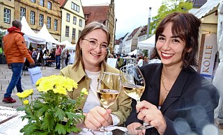 Miriam (29) studiert Grundschullehramt und Sara (25) studiert Statistik. Beide gönnen sich am Samstag einen gutes Glas Wein auf dem Alten Markt. - BARBARA FRANKE