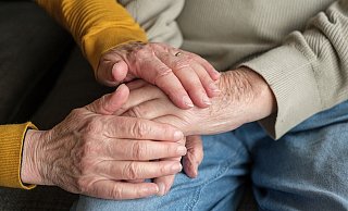Horst Günter Schmidt konnte seine vermisste Frau nach 51 Stunden wieder zu sich nehmen. Die demente Frau war in der Bielefelder Innenstadt. verschwunden. - Symbolfoto: Pixabay / Creative Commons