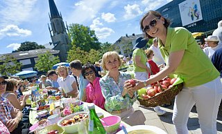 Liz Mohn in Begleitung ihrer Familie ließ sich von Bürgerstiftungs-Vorsitzender Katrin Meyer beim Gütersloher Bürgerbrunch knackige Äpfel überreichen. - Wolfgang Wotke
