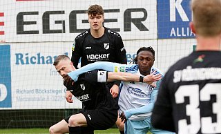 Ein packendes Duell: SVR-Kapitän Daniel Flottmann (links) gegen den Schalker Emmanuel Gyamfi. Beobachter im Hintergrund ist SVR-Verteidiger Maximilian Hippe. - Egon Bieber