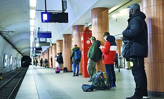 Pendler warten vergeblich auf die Stadtbahn am Jahnplatz. - Barbara Franke