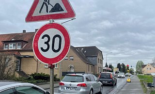Eine Baustellenampel regelt zurzeit den Verkehr auf der Engerstraße. - Shannon-Lee Bendig
