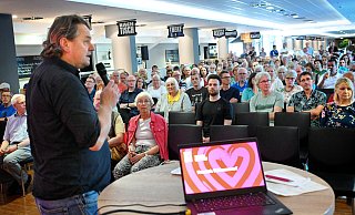 Verkehrsdezernent Martin Adamski begrüßte am Mittwoch im „Stammtisch“ der Schüco-Arena rund 300 Besucherinnen und Besucher zum Bürgerdialog über die geplante Fahrradroute zwischen der Innenstadt und der Universität. - Barbara Franke