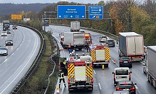 Der Lkw im Hintergrund ist in die Mittelleitplanke geprallt und hat den dortigen Grünstreifen aufgewühlt. Reichlich Erdreich wurde dabei auf der Fahrbahn verteilt. - NW