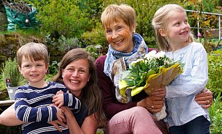 Iris Ober (45) mit Sohn Clemens (4), ihrer Mutter Uta Ober (74) und Tochter Alma (7). - Peter Unger