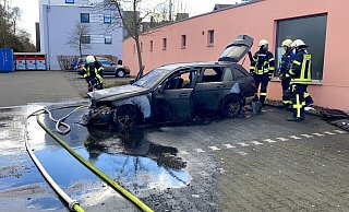 Der Mercedes des Güterslohers wurde durch den Brand zerstört und musste abgeschleppt werden. - Thorsten Heß