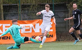 Auf dem Weg zur Führung: Stift Quernheims Marvin Babienek (Mitte) umspielt Oetinghausens Torwart Leon Kortum, Niklas Weinert (r.) kann nicht mehr eingreifen. - Niklas Gessat