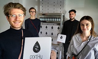 Jonathan Tenge (v. l.), Paul Böllhoff, Julian Hesse und Pauline Tenge haben etwa ein halbes Jahr lang an PortHy, einer Handykette mit integriertem Desinfektionsspender, gearbeitet. Mittlerweile ist der Verkauf gestartet. - Christian Geisler