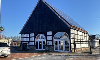 In diese Fachwerkscheune, die auf dem Gelände des Modeunternehmens Bessmann direkt am Spielplatz steht, soll ein Café einziehen. - Markus Voss