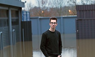 Anfang der Woche stand das Wasser auch bei dem Unternehmen Klassen Automobile. Junior Michael Klassen rettete die hochwertigen Wagen. - Alex Lehn