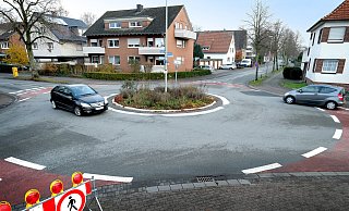 Wird umgebaut: Der Kreisverkehr am Brockweg nahe Gasthaus Roggenkamp. Für die Autofahrer wird die Fahrbahn schmaler. - Andreas Frücht