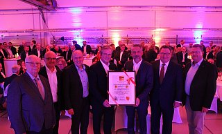Heinrich Heggemann (Ehrenoberst der Innung, v.l.), Westfalen Weser-Geschäftsführer Andreas Speith, Landrat Christoph Rüther, Bürgermeister Michael Dreier, Obermeister Wolfang Stock, Michael Lutter und Michael Friemuth (beide Kreishandwerkerschaft) freuen sich über 100 Jahre Innung Elektrotechnik. - Moritz Jülich