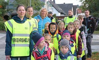 Der Walking Bus wird von Eltern begleitet. An diesem Tag sind auch Schulleiterin Antje Thiele (3. v. l.) und Polizeibeamter Detlev Göhner dabei. - Ekkehard Wind