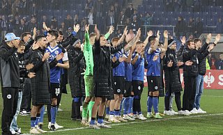 Arminia Bielefeld wird trotz des Pokalaus von den DSC-Fans gefeiert. - Oliver Krato