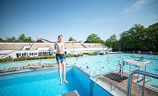 Pascal (14) traut sich einen Rückwärtssalto vom Drei-Meter-Sprungturm ins kühle Nass. Eine super Erfrischung bei den hohen Temperaturen. - Felix Brenneke