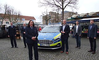 Daniela Krato wird umrahmt von männlichen Kollegen und den Harren der Espelkamper Stadtverwaltug mit Sven-Otto Deubel (v.l.), Mathias Schmidt, Polizeileiter Minden-Lübbecke, Bürgermeister Henning Vieker, Marco Hennig, Ordnungsamtsleiter und Matthias Tegeler (Fachbereichsleiter). - Karsten Schulz