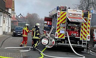 Die Feuerwehr war mit einem Großaufgebot in Dankersen im Einsatz und löscht den Brand in der Mainstraße. - Nina Könemann