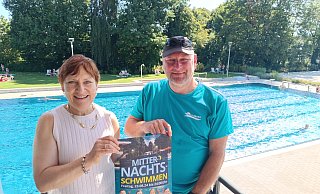 Marion Kapsa, Geschäftsführerin der Bünder Bäder GmbH, und Holger Sundhaupt, stellvertretender Badbetriebsleiter, freuen sich auf die Premiere des Mitternachtsschwimmens. - Sven Hauhart