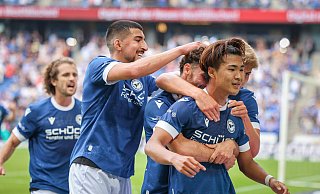 Arminias Siegtorschütze Kaito Mizuta wird von seinen Teamkollegen gefeiert. - Oliver Krato