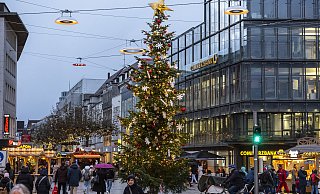 Ist in diesem Jahr weniger imposant als in den Vorjahren ausgefallen: der Weihnachtsbaum auf dem Jahnplatz Die Grünen schlagen jetzt eine Daueranpfalnzung vor. - © Jörg Dieckmann - www.dieckmann-fotodesign.de